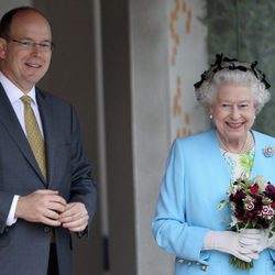 Alberto II de Mónaco e Isabel II de Inglaterra en la Chelsea Flower Show