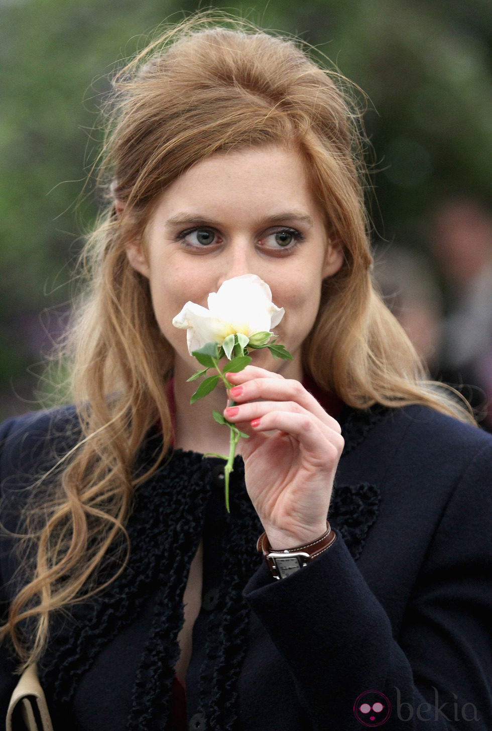 Beatriz de York huele una flor en la Chelsea Flower Show