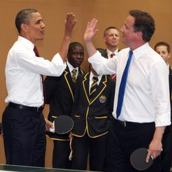 Barack Obama y David Cameron se saludan