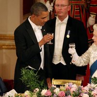 Brindis entre Barack Obama e Isabel II en Buckingham Palace