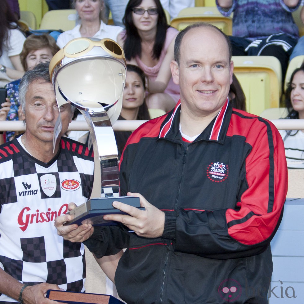 Alberto II de Mónaco con el trofeo en un partido benéfico por Haití