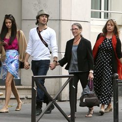 Ian Somerhalder, Nina Dobrev y sus madres en París