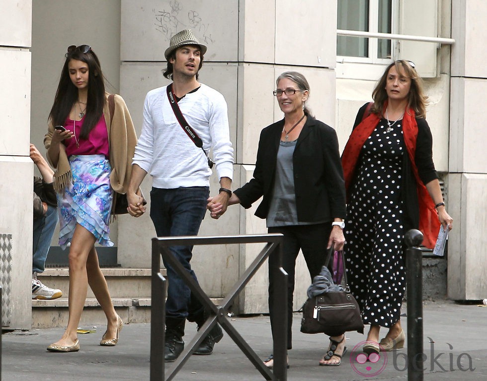 Ian Somerhalder, Nina Dobrev y sus madres en París