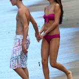 Justin Bieber y Selena Gomez en la playa