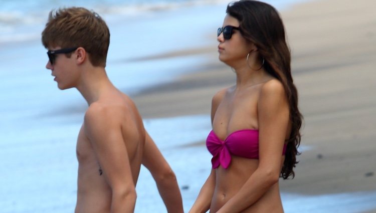 Justin Bieber y Selena Gomez en la playa