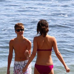 Justin Bieber y Selena Gómez en el mar