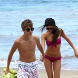 Justin Bieber y Selena Gomez de la mano en la playa