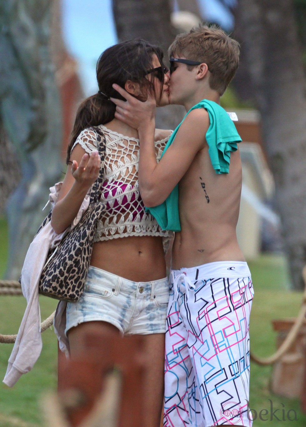 El beso hawaiano de Justin Bieber y Selena Gomez