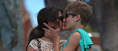 El beso hawaiano de Justin Bieber y Selena Gomez