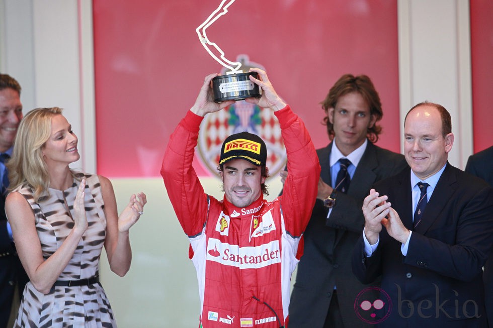 Fernando Alonso junto a Alberto de Mónaco y Charlene Wittstock en el Gran Premio de F-1