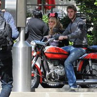 David de Gea y Edurne subidos en una moto en Disneyland París
