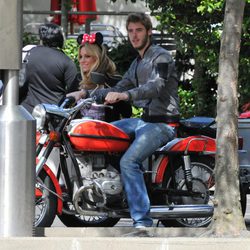 David de Gea y Edurne subidos en una moto en Disneyland París
