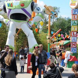 Edurne y David de Gea posan junto a Buzz Lightyear en Disneyland París