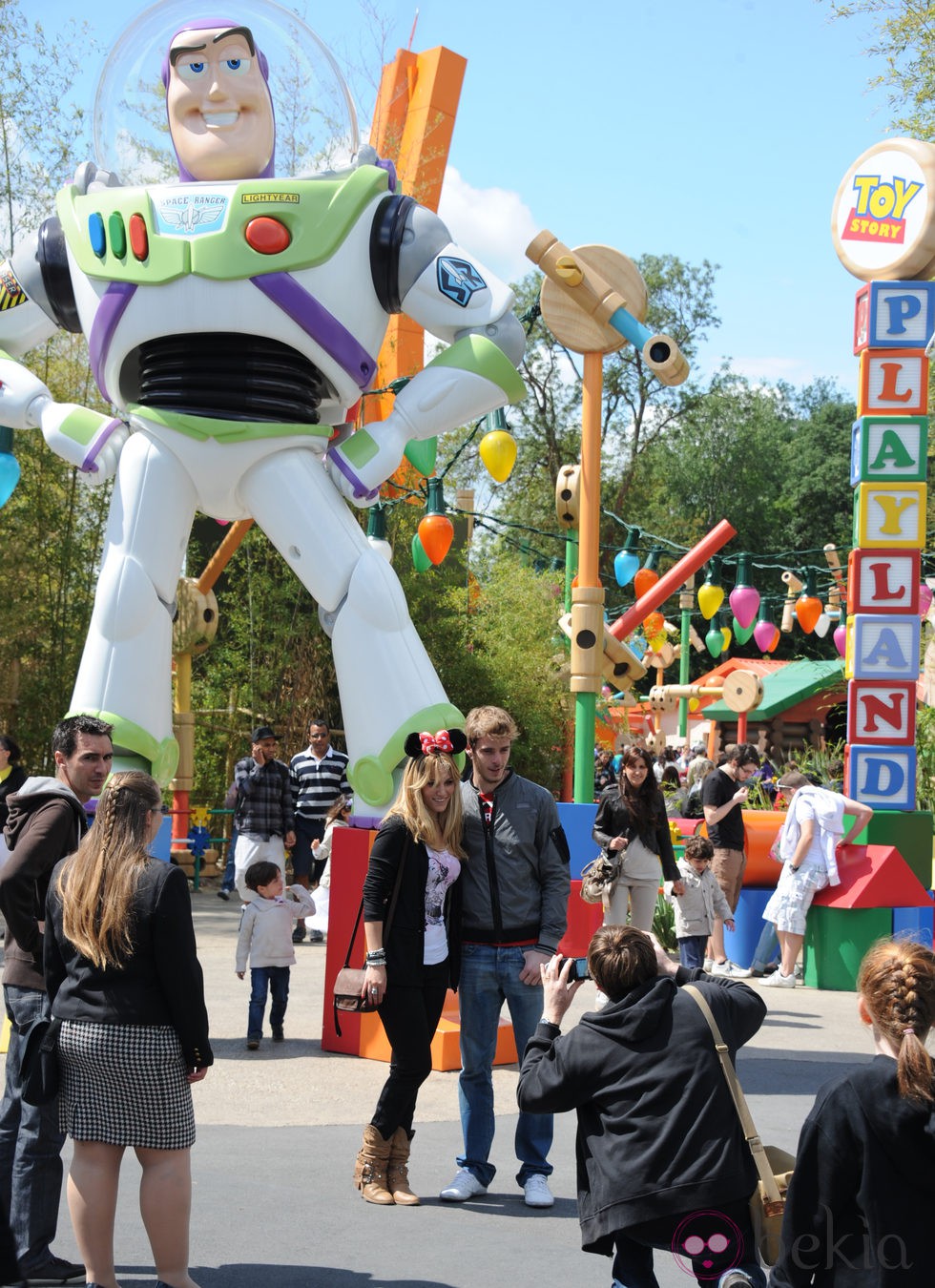 Edurne y David de Gea posan junto a Buzz Lightyear en Disneyland París