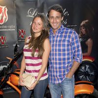 Álvaro Muñoz Escassi y su novia en una presentación de motos