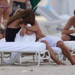 Diego Forlán y Zaira Nara besándose en Miami Beach