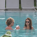 Zaira Nara y Diego Forlán en la piscina