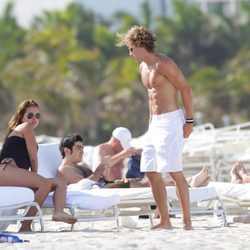 Zaira Nara y Diego Forlán en las playas de Miami