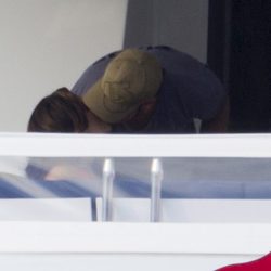 Eva Longoria y Eduardo Cruz se besan en un barco
