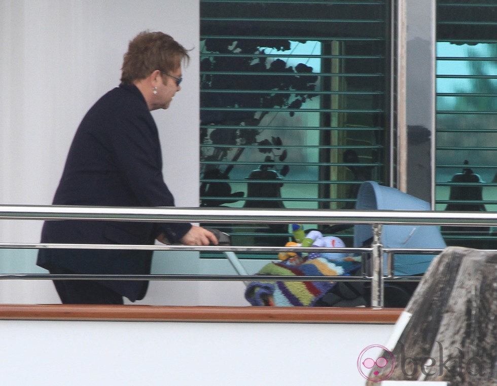 Elton John y su hijo en un barco