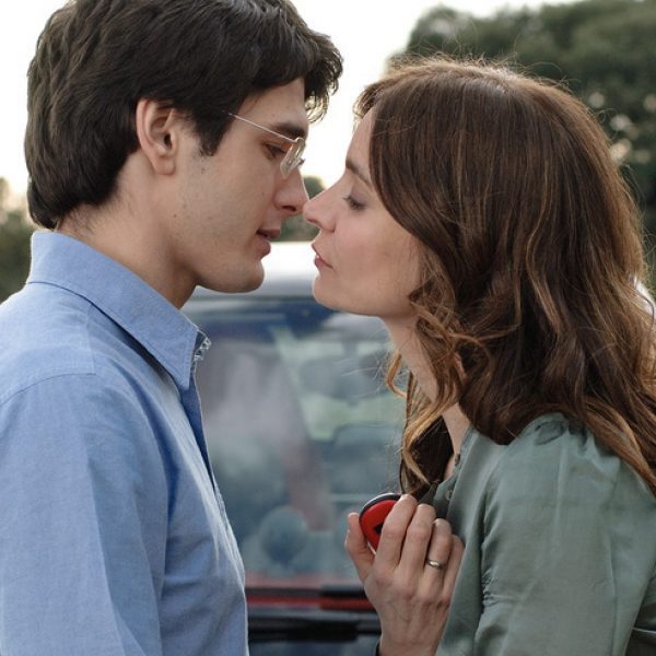 Yon González y Ana Risueño a punto de besarse en una escena de la serie de ...