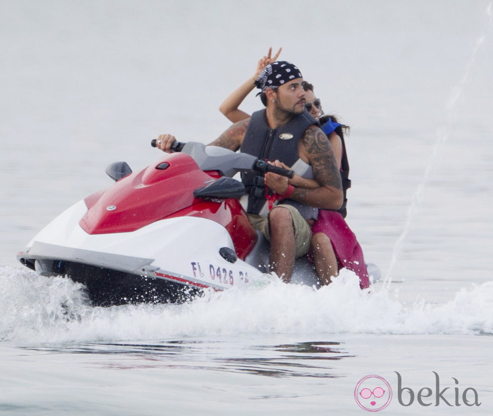 Eva Longoria y Eduardo Cruz felices en una moto acuática