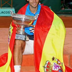 Rafa Nadal se envuelve en la bandera de España tras ganar Roland Garros