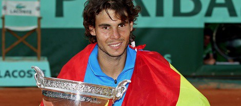 Rafa Nadal se envuelve en la bandera de España tras ganar Roland Garros