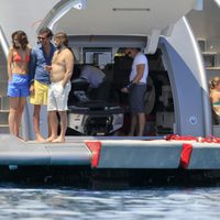 Andrea Casiraghi y sus amigos en un barco