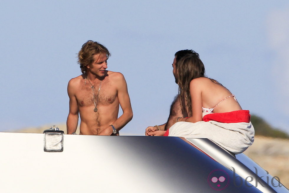 Andrea Casiraghi charla con una amiga en Ibiza