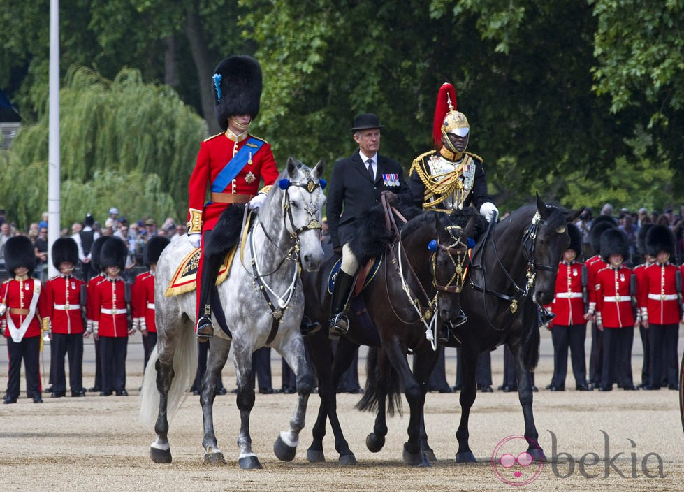 El Príncipe Guillermo ensaya para los actos de celebración del cumpleaños de Isabel II