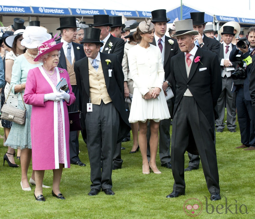 Isabel II, el Duque de Edimburgo y los Duques de Cambridge en el Derby de Epsom