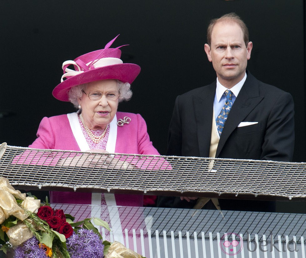 Isabel II y el Príncipe Eduardo en el Derby de Epsom