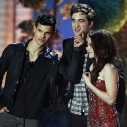 Taylor Lautner, Robert Pattinson y Kristen Stewart en los MTV Movie Awards 2011