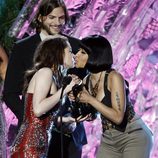 Kristen Stewart besándose con Nicki Minaj en los MTV Movie Awards 2011