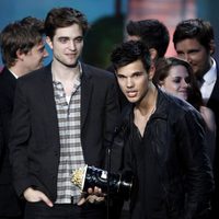 Taylor Lautner y Robert Pattinson en los MTV Movie Awards 2011