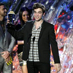 Robert Pattinson recoge un galardón en los MTV Movie Awards 2011