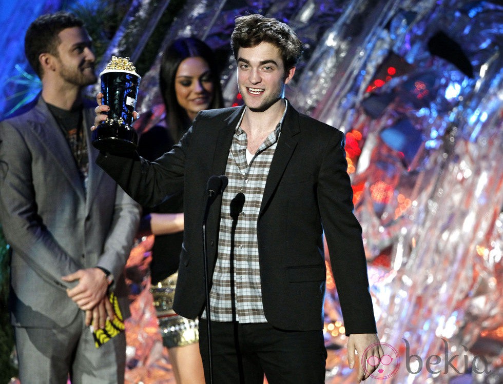 Robert Pattinson recoge un galardón en los MTV Movie Awards 2011