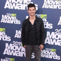 Taylor Lautner en la alfombra roja de los MTV Movie Awards 2011