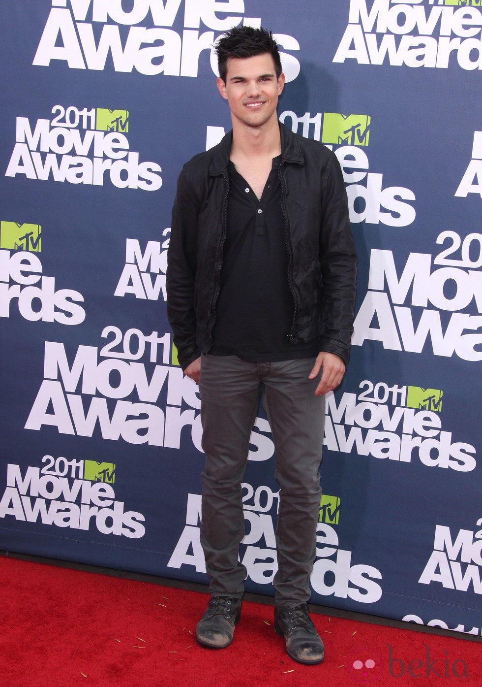 Taylor Lautner en la alfombra roja de los MTV Movie Awards 2011
