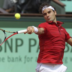 Roger Federer disputando la final de Roland Garros