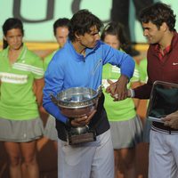 Rafa Nadal y Roger Federer se saludan tras Roland Garros