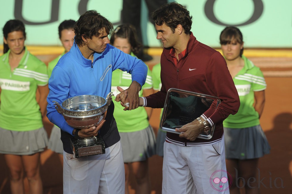 Rafa Nadal y Roger Federer se saludan tras Roland Garros