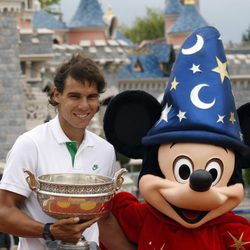 Nadal posa con Mickey frente al Castillo Disney