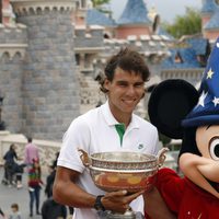Nadal posa con Mickey frente al Castillo Disney
