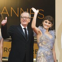 Geoffrey Rush y Penélope Cruz saludan en Cannes