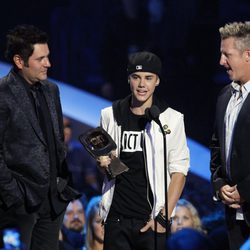 Justin Bieber y Rascall Flatts en los CMT Music Awards 2011