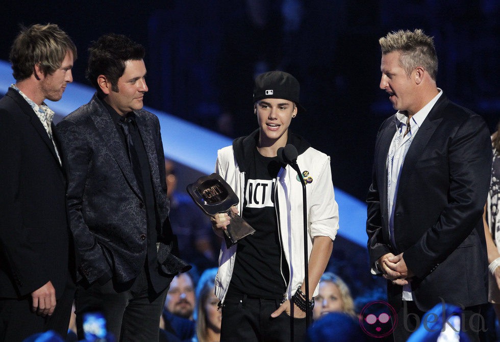 Justin Bieber y Rascall Flatts en los CMT Music Awards 2011