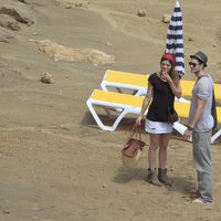 Olivia Molina y Sergio Mur a su llegada a la playa