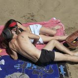 Olivia Molina y Sergio Mur besándose en la playa